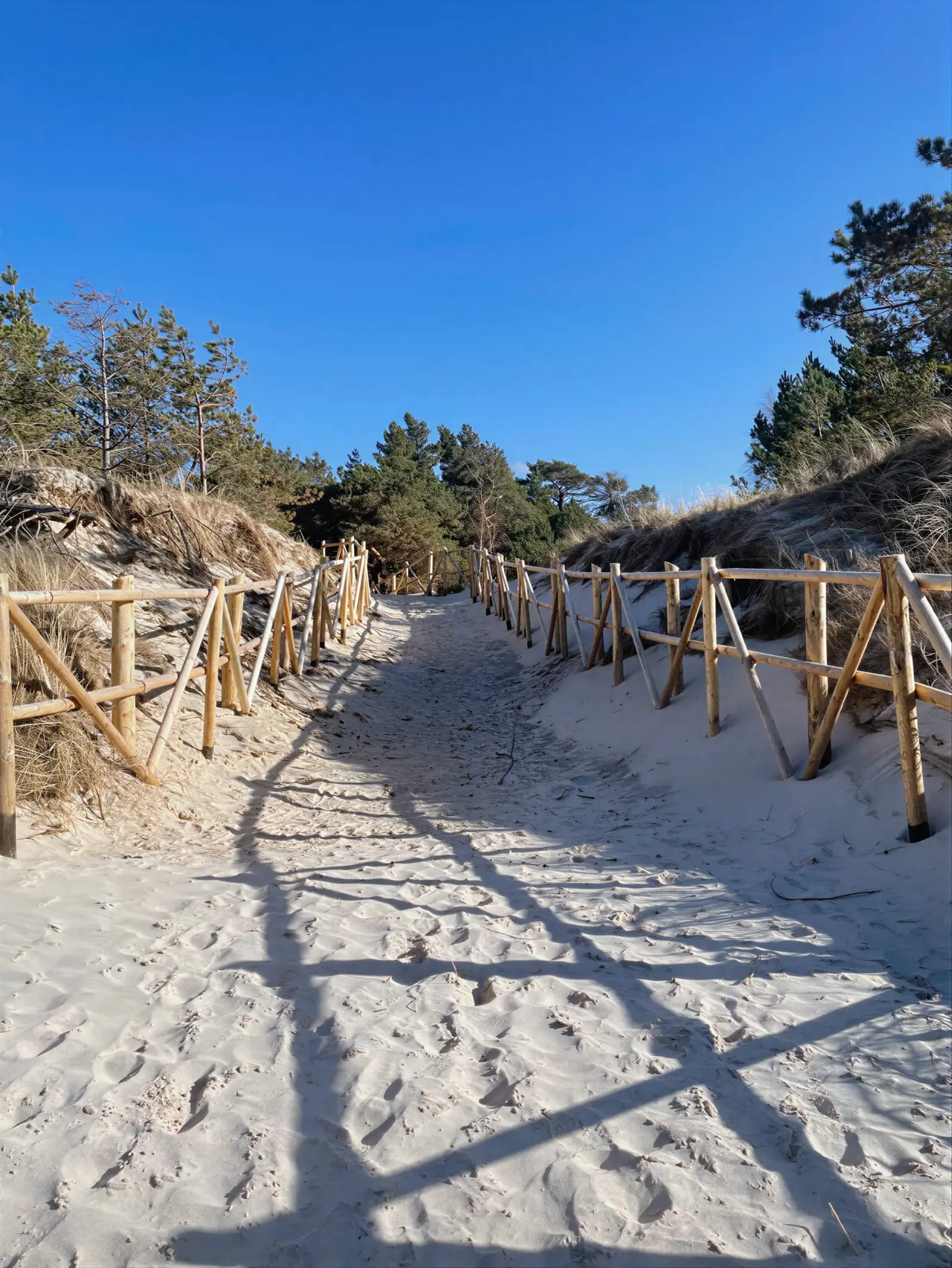 Zejście na plażę Stilo przez wydmy — ostatni odcinek pokonasz pieszo